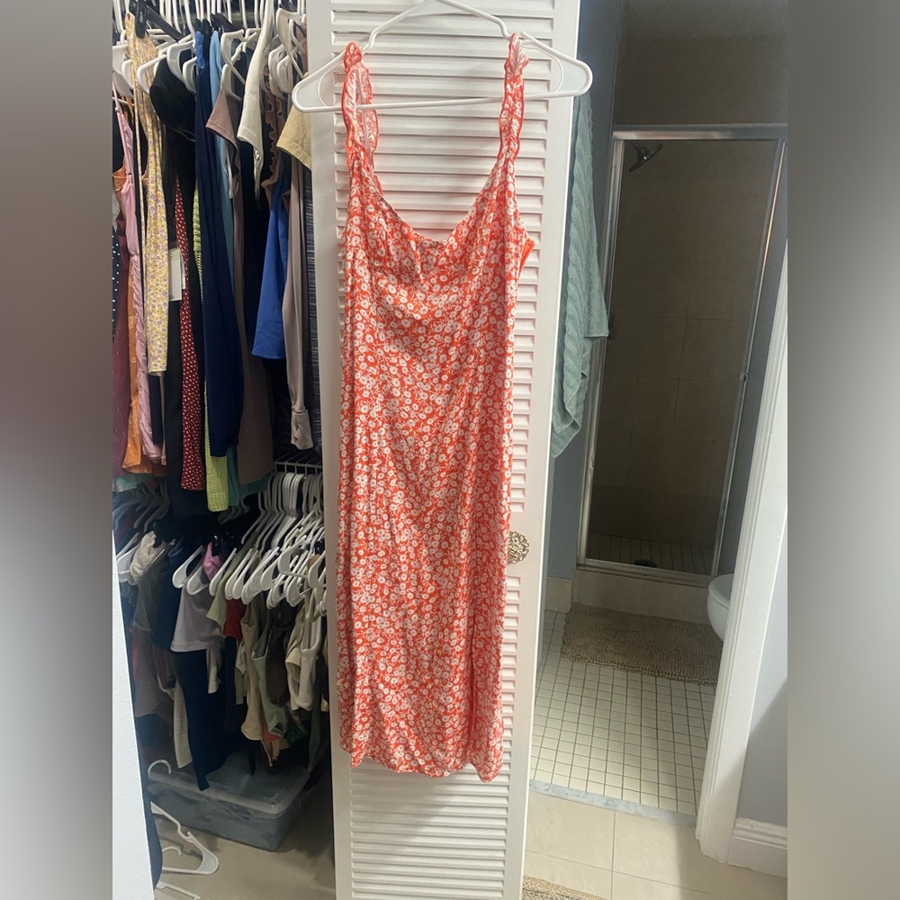 Beginning boutique dress size 6. New with tags. Does not fit me right.